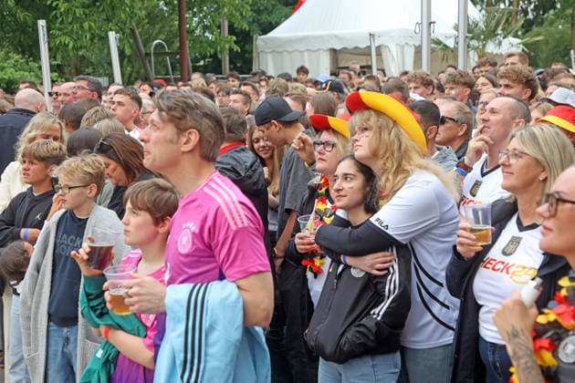 Public Viewing zur Fußball Weltmeisterschaft 2026 in Essen Etwa 1000 fröhliche Fußballfans trafen sich zum Public Viewing in einem Restaurant mit großem Außenbereich vor einer riesigen Leinwand und feierten das Spiel der Weltmeisterschaft 2026 zwischen Deutschland und Curacao Essen Nordrhein-Westfalen Deutschland Westfalenstraße *** Public viewing of the 2026 World Cup in Essen Around 1000 cheerful soccer fans met for public viewing in a restaurant with a large outdoor area in front of a huge screen and celebrated the 2026 World Cup match between Germany and Curacao Essen North Rhine-Westphalia Germany Westfalenstraße