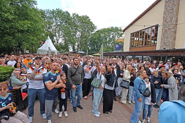 Public Viewing zur Fußball Weltmeisterschaft 2026 in Essen Etwa 1000 fröhliche Fußballfans trafen sich zum Public Viewing in einem Restaurant mit großem Außenbereich vor einer riesigen Leinwand und feierten das Spiel der Weltmeisterschaft 2026 zwischen Deutschland und Curacao Essen Nordrhein-Westfalen Deutschland Westfalenstraße *** Public viewing of the 2026 World Cup in Essen Around 1000 cheerful soccer fans met for public viewing in a restaurant with a large outdoor area in front of a huge screen and celebrated the 2026 World Cup match between Germany and Curacao Essen North Rhine-Westphalia Germany Westfalenstraße