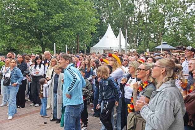 Public Viewing zur Fußball Weltmeisterschaft 2026 in Essen Etwa 1000 fröhliche Fußballfans trafen sich zum Public Viewing in einem Restaurant mit großem Außenbereich vor einer riesigen Leinwand und feierten das Spiel der Weltmeisterschaft 2026 zwischen Deutschland und Curacao Essen Nordrhein-Westfalen Deutschland Westfalenstraße *** Public viewing of the 2026 World Cup in Essen Around 1000 cheerful soccer fans met for public viewing in a restaurant with a large outdoor area in front of a huge screen and celebrated the 2026 World Cup match between Germany and Curacao Essen North Rhine-Westphalia Germany Westfalenstraße