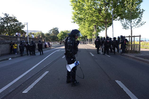 June 14, 2026, Geneva, Switzerland, European Union: An officer stands holding a bullhorn in the middle of Quai Wilson, a major road along Lake Geneva, during protests in Geneva ahead of the G7 summit, which begins tomorrow in Evian-les-Bains. Geneva European Union - ZUMAo116 20260614_znp_o116_016 Copyright: xBiancaxOterox