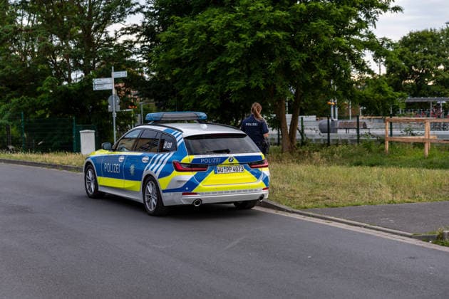 Frau nach Messerangriff gestorben Tatverdächtiger Angehöriger stellt sich Am 14.06.2026 ist in Elsenfeld eine 60-jährige Frau nach einem Messerangriff an ihren Verletzungen gestorben. Zeugen entdeckten die Frau gegen 18:30 Uhr leblos am Elsavatal-Radweg in der Nähe des Bahnhofs und alarmierten Polizei und Rettungsdienst. Die Frau mit afghanischer Staatsangehörigkeit wurde in ein Krankenhaus gebracht und verstarb dort trotz der medizinischen Versorgung. Ein 27-jähriger Familienangehöriger mit afghanischer Staatsangehörigkeit stellte sich kurz darauf in der Polizeiinspektion Obernburg und wurde als Tatverdächtiger festgenommen. Die Kriminalpolizei Aschaffenburg ermittelt in enger Abstimmung mit der Staatsanwaltschaft zu den Hinte