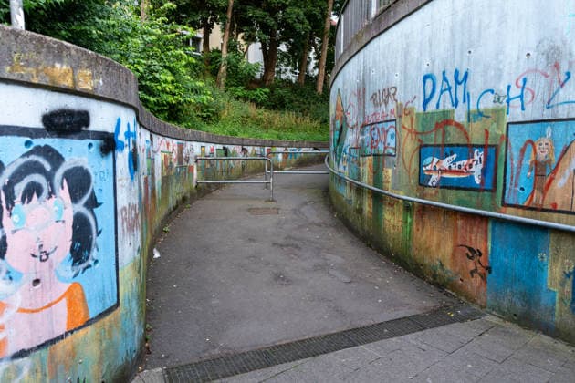 Frau nach Messerangriff gestorben Tatverdächtiger Angehöriger stellt sich Am 14.06.2026 ist in Elsenfeld eine 60-jährige Frau nach einem Messerangriff an ihren Verletzungen gestorben. Zeugen entdeckten die Frau gegen 18:30 Uhr leblos am Elsavatal-Radweg in der Nähe des Bahnhofs und alarmierten Polizei und Rettungsdienst. Die Frau mit afghanischer Staatsangehörigkeit wurde in ein Krankenhaus gebracht und verstarb dort trotz der medizinischen Versorgung. Ein 27-jähriger Familienangehöriger mit afghanischer Staatsangehörigkeit stellte sich kurz darauf in der Polizeiinspektion Obernburg und wurde als Tatverdächtiger festgenommen. Die Kriminalpolizei Aschaffenburg ermittelt in enger Abstimmung mit der Staatsanwaltschaft zu den Hinte