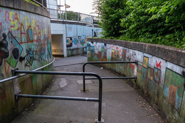 Frau nach Messerangriff gestorben Tatverdächtiger Angehöriger stellt sich Am 14.06.2026 ist in Elsenfeld eine 60-jährige Frau nach einem Messerangriff an ihren Verletzungen gestorben. Zeugen entdeckten die Frau gegen 18:30 Uhr leblos am Elsavatal-Radweg in der Nähe des Bahnhofs und alarmierten Polizei und Rettungsdienst. Die Frau mit afghanischer Staatsangehörigkeit wurde in ein Krankenhaus gebracht und verstarb dort trotz der medizinischen Versorgung. Ein 27-jähriger Familienangehöriger mit afghanischer Staatsangehörigkeit stellte sich kurz darauf in der Polizeiinspektion Obernburg und wurde als Tatverdächtiger festgenommen. Die Kriminalpolizei Aschaffenburg ermittelt in enger Abstimmung mit der Staatsanwaltschaft zu den Hinte