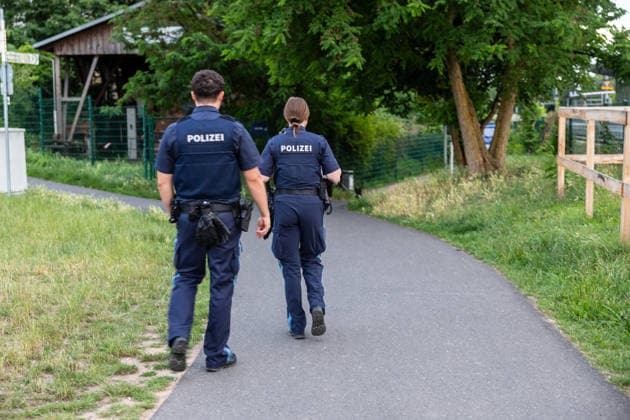 Frau nach Messerangriff gestorben Tatverdächtiger Angehöriger stellt sich Am 14.06.2026 ist in Elsenfeld eine 60-jährige Frau nach einem Messerangriff an ihren Verletzungen gestorben. Zeugen entdeckten die Frau gegen 18:30 Uhr leblos am Elsavatal-Radweg in der Nähe des Bahnhofs und alarmierten Polizei und Rettungsdienst. Die Frau mit afghanischer Staatsangehörigkeit wurde in ein Krankenhaus gebracht und verstarb dort trotz der medizinischen Versorgung. Ein 27-jähriger Familienangehöriger mit afghanischer Staatsangehörigkeit stellte sich kurz darauf in der Polizeiinspektion Obernburg und wurde als Tatverdächtiger festgenommen. Die Kriminalpolizei Aschaffenburg ermittelt in enger Abstimmung mit der Staatsanwaltschaft zu den Hinte