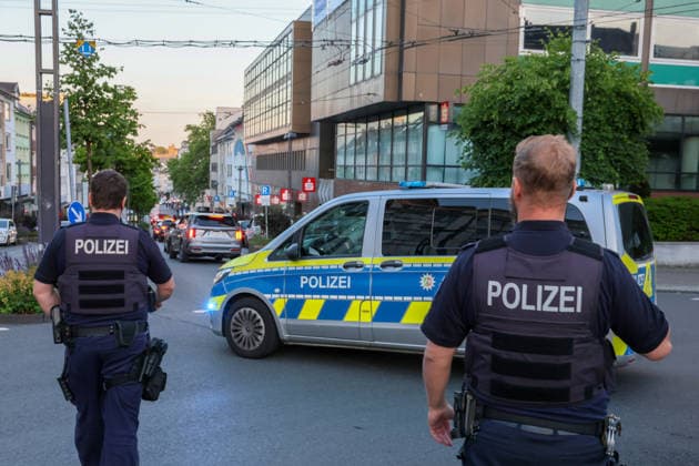 Autokorso nach Sieg der deutschen Nationalmannschaft im ersten Spiel der WM 2026 Nach dem erfolgreichen Einstieg in die Fußballweltmeisterschaft mit einem 7:1 Sieg der Deutschen Nationalmannschaft feierten Fans in vielen Städten mit Autokorsos. In Solingen sperrte die Polizei zeitweise verschiedene Zufahrten in die Innenstadt um den Verkehr der Fußballfans gezielt vom zentralen Busbahnhof fernzuhalten. Solingen *** Motorcade after the German national teams victory in the first match of the 2026 World Cup After the successful start to the World Cup with a 7-1 victory for the German national team, fans in many cities celebrated with motorcades In Solingen, the police temporarily blocked various access routes into the city center to keep