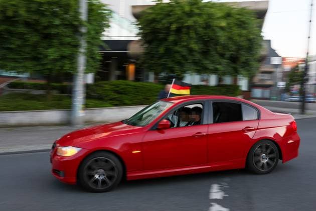 Autokorso nach Sieg der deutschen Nationalmannschaft im ersten Spiel der WM 2026 Nach dem erfolgreichen Einstieg in die Fußballweltmeisterschaft mit einem 7:1 Sieg der Deutschen Nationalmannschaft feierten Fans in vielen Städten mit Autokorsos. In Solingen sperrte die Polizei zeitweise verschiedene Zufahrten in die Innenstadt um den Verkehr der Fußballfans gezielt vom zentralen Busbahnhof fernzuhalten. Solingen *** Motorcade after the German national teams victory in the first match of the 2026 World Cup After the successful start to the World Cup with a 7-1 victory for the German national team, fans in many cities celebrated with motorcades In Solingen, the police temporarily blocked various access routes into the city center to keep