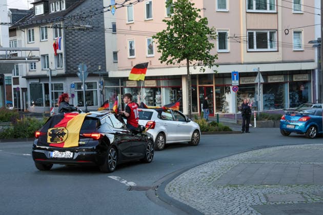 Autokorso nach Sieg der deutschen Nationalmannschaft im ersten Spiel der WM 2026 Nach dem erfolgreichen Einstieg in die Fußballweltmeisterschaft mit einem 7:1 Sieg der Deutschen Nationalmannschaft feierten Fans in vielen Städten mit Autokorsos. In Solingen sperrte die Polizei zeitweise verschiedene Zufahrten in die Innenstadt um den Verkehr der Fußballfans gezielt vom zentralen Busbahnhof fernzuhalten. Solingen *** Motorcade after the German national teams victory in the first match of the 2026 World Cup After the successful start to the World Cup with a 7-1 victory for the German national team, fans in many cities celebrated with motorcades In Solingen, the police temporarily blocked various access routes into the city center to keep