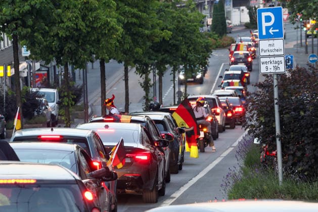 Autokorso nach Sieg der deutschen Nationalmannschaft im ersten Spiel der WM 2026 Nach dem erfolgreichen Einstieg in die Fußballweltmeisterschaft mit einem 7:1 Sieg der Deutschen Nationalmannschaft feierten Fans in vielen Städten mit Autokorsos. In Solingen sperrte die Polizei zeitweise verschiedene Zufahrten in die Innenstadt um den Verkehr der Fußballfans gezielt vom zentralen Busbahnhof fernzuhalten. Solingen *** Motorcade after the German national teams victory in the first match of the 2026 World Cup After the successful start to the World Cup with a 7-1 victory for the German national team, fans in many cities celebrated with motorcades In Solingen, the police temporarily blocked various access routes into the city center to keep