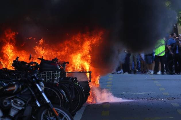 Genf, Schweiz, 14.06.2026: Anti-G7-Protest: Demonstranten protestieren gegen den G7-Gipfel 2026, der im benachbarten Évian-les-Bains, Frankreich, stattfindet. Protestler haben ein Auto in Brand gesetzt. *** Geneva, Switzerland, 14 06 2026 Anti G7 protest Demonstrators protest against the 2026 G7 summit taking place in neighboring Évian les Bains, France Protesters set a car on fire Copyright: xdtsxNachrichtenagenturx dts_122946