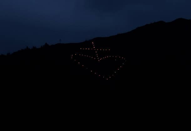 Ein Sommertag in Dorf Tirol, Tirolo, oberhalb der Kurstadt Meran,hier der Blick auf das Herz-Jesu-Feuer, Bergfeuer, Tradition, Herz Jesu Feuer, hier ein Kreuz oberhalb von Schenna unter dem Ifinger, Meraner Land, Burggrafenamt, Südtirol, Alto Adige *** A summers day in Dorf Tirol, Tirolo, above the spa town of Meran, here the view of the Herz Jesu fire, mountain fire, tradition, Herz Jesu fire, here a cross above Schenna under the Ifinger, Meraner Land, Burggrafenamt, South Tyrol, Alto Adige
