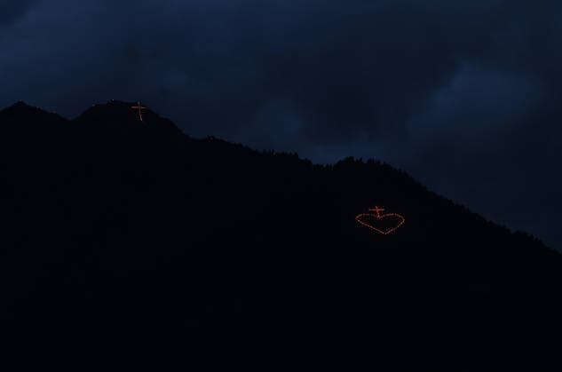 Ein Sommertag in Dorf Tirol, Tirolo, oberhalb der Kurstadt Meran,hier der Blick auf das Herz-Jesu-Feuer, Bergfeuer, Tradition, Herz Jesu Feuer, hier ein Kreuz (li.) und ein Herz (re.) oberhalb von Kuens, Meraner Land, Burggrafenamt, Südtirol, Alto Adige *** A summers day in Dorf Tirol, Tirolo, above the spa town of Meran, here the view of the Herz Jesu fire, mountain fire, tradition, Herz Jesu fire, here a cross on the left and a heart on the right above Kuens, Meraner Land, Burggrafenamt, South Tyrol, Alto Adige