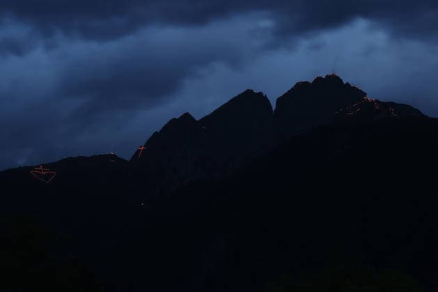Ein Sommertag in Dorf Tirol, Tirolo, oberhalb der Kurstadt Meran,hier der Blick auf das Herz-Jesu-Feuer, Bergfeuer, Tradition, Herz Jesu Feuer, hier der Ifinger hoch über Schenna, Meraner Land, Burggrafenamt, Südtirol, Alto Adige *** A summers day in Dorf Tirol, Tirolo, above the spa town of Meran, here the view of the Herz Jesu fire, mountain fire, tradition, Herz Jesu fire, here the Ifinger high above Schenna, Meraner Land, Burggrafenamt, South Tyrol, Alto Adige