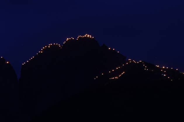 Ein Sommertag in Dorf Tirol, Tirolo, oberhalb der Kurstadt Meran,hier der Blick auf das Herz-Jesu-Feuer, Bergfeuer, Tradition, Herz Jesu Feuer, hier der Ifinger hoch über Schenna, Meraner Land, Burggrafenamt, Südtirol, Alto Adige *** A summers day in Dorf Tirol, Tirolo, above the spa town of Meran, here the view of the Herz Jesu fire, mountain fire, tradition, Herz Jesu fire, here the Ifinger high above Schenna, Meraner Land, Burggrafenamt, South Tyrol, Alto Adige