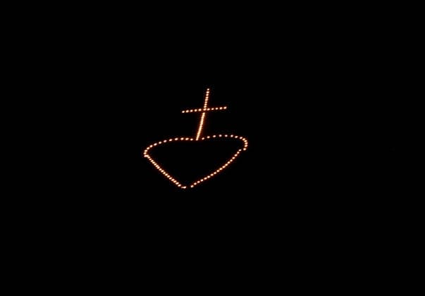 Ein Sommertag in Dorf Tirol, Tirolo, oberhalb der Kurstadt Meran,hier der Blick auf das Herz-Jesu-Feuer, Bergfeuer, Tradition, Herz Jesu Feuer, hier ein Jerz mit einem Kreuz bei Schenna, Meraner Land, Burggrafenamt, Südtirol, Alto Adige *** A summers day in Dorf Tirol, Tirolo, above the spa town of Meran, here the view of the Herz Jesu Feuer, mountain fire, tradition, Herz Jesu Feuer, here a Jerz with a cross near Schenna, Meraner Land, Burggrafenamt, South Tyrol, Alto Adige