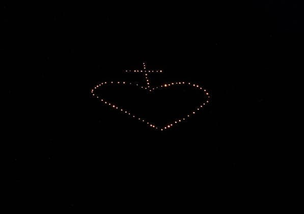 Ein Sommertag in Dorf Tirol, Tirolo, oberhalb der Kurstadt Meran,hier der Blick auf das Herz-Jesu-Feuer, Bergfeuer, Tradition, Herz Jesu Feuer, hier ein Herz mit einem Kreuz ,Meraner Land, Burggrafenamt, Südtirol, Alto Adige *** A summers day in Dorf Tirol, Tirolo, above the spa town of Meran, here the view of the Herz Jesu fire, mountain fire, tradition, Herz Jesu fire, here a heart with a cross, Meraner Land, Burggrafenamt, South Tyrol, Alto Adige