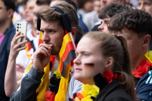 June 14, 2026, Frankfurt, Hesse, Germany: Fans watch a penalty kick before Kai Havertz scores while watching the live broadcast of the FIFA World Cup match between Germany and Curacao in Frankfurt am Main, Germany. Frankfurt Germany  - ZUMAb332 20260614_zip_b332_006 Copyright: xMatiasxBasualdox