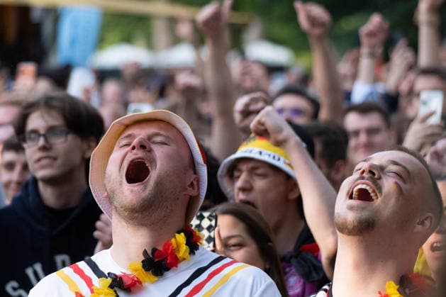 News Bilder des Tages #2 June 14, 2026, Frankfurt, Hesse, Germany: German fans celebrate a goal during the live broadcast of the FIFA World Cup match between Germany and Curacao in Frankfurt am Main, Germany. Frankfurt Germany  - ZUMAb332 20260614_zip_b332_008 Copyright: xMatiasxBasualdox