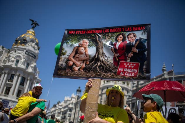 Demonstration in support of public education in Madrid, Spain - 14 Jun 2026 Protesters carry banners expressing their opinion during a demonstration. Protesters stage a demonstration in support of public education in Madrid, organized by the trade unions Workers Commissions (CCOO), General Union of Workers (UGT), and the Confederation of Parents Associations, AFAS, and FAMPAS of the Community of Madrid (Confapa). Madrid Spain Copyright: xDavidxCanalesx xSOPAxImagesx DCOTANNO260614-12