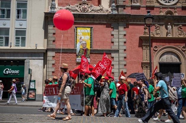 Demonstration in support of public education in Madrid, Spain - 14 Jun 2026 Protesters rally in front of a church with a portrait of Pope Leo XIV during a demonstration. Protesters stage a demonstration in support of public education in Madrid, organized by the trade unions Workers Commissions (CCOO), General Union of Workers (UGT), and the Confederation of Parents Associations, AFAS, and FAMPAS of the Community of Madrid (Confapa). Madrid Spain Copyright: xDavidxCanalesx xSOPAxImagesx DCOTANNO260614-29