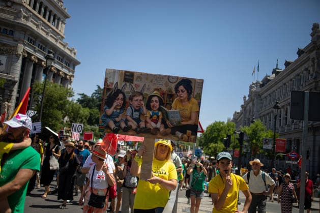 Demonstration in support of public education in Madrid, Spain - 14 Jun 2026 Protesters carry banners expressing their opinion during a demonstration. Protesters stage a demonstration in support of public education in Madrid, organized by the trade unions Workers Commissions (CCOO), General Union of Workers (UGT), and the Confederation of Parents Associations, AFAS, and FAMPAS of the Community of Madrid (Confapa). Madrid Spain Copyright: xDavidxCanalesx xSOPAxImagesx DCOTANNO260614-4