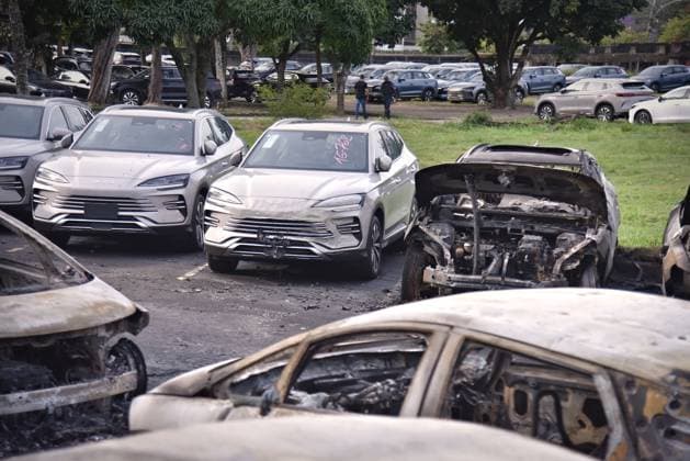 RECORD DATE NOT STATED Collision between helicopters in the river kills six, causes explosions and sets electric cars on fire. Rio de Janeiro (RJ), 06 14 2026 - Collision Helicopters Recreio dos Bandeirantes - A mid-air collision between helicopters kills an American singer, an Argentinian YouTuber, and four others in Recreio dos Bandeirantes, Rio de Janeiro. The aircraft crashed in the yard of an electric vehicle dealership, leading to other small explosions.(Foto: Saulo Angelo Thenews2 imago images) Collision between helicopters in the river kills six, causes explosions and sets electric cars on fire.  Copyright: xSauloxAngelox