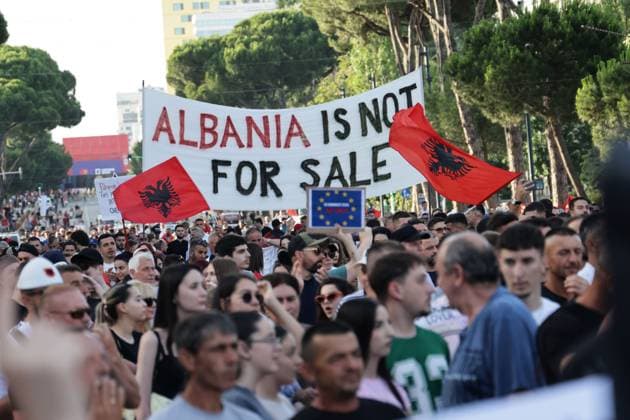 News Bilder des Tages #2 Day 15 Anti-Kushner Resort Protest in Albania TIRANA, ALBANIA JUNE 14, 2026: Environmental activists, civil society groups, families, members of the Albanian diaspora and young people take part in the fifteenth consecutive day of protests against a proposed luxury tourism development project linked to Jared Kushner. Demonstrators gathered outside the Prime Minister™s Office before marching through central Tirana and along major roads across the capital, eventually reaching and temporarily blocking the Tirana DurrÃ«s highway. Protesters carried banners, placards and Albanian flags while calling for the cancellation of the project, citing concerns over environmental protection and public access to coastal areas. The protest movement h