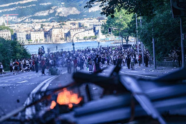 June 14, 2026, Geneva, Switzerland, European Union: A fire burns from various materials, including a shopping cart, in the middle of Quai Wilson along Lake Geneva during demonstrations in Geneva ahead of the G7 summit, which begins tomorrow in Evian-les-Bains. Geneva European Union - ZUMAo116 20260614_znp_o116_041 Copyright: xBiancaxOterox