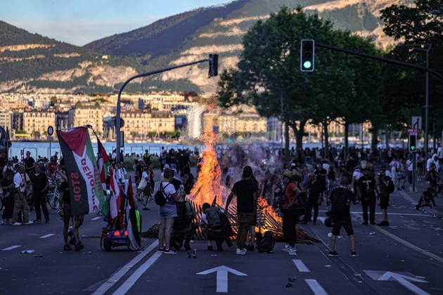 June 14, 2026, Geneva, Switzerland, European Union: A fire burns on Quai Wilson with the view of Geneva Lake and south Geneva seen in background during demonstrations in Geneva ahead of the G7 summit, which begins tomorrow in Evian-les-Bains. Geneva European Union  - ZUMAo116 20260614_znp_o116_066 Copyright: xBiancaxOterox