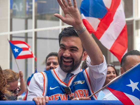 News Bilder des Tages #2 June 14, 2026, New York, New York, USA: NYC Mayor Zohran Mamdani marching (wearing a NY Knicks Jersey) in the 69th annual Puerto Rican Day Parade which made its way up Fifth Avenue to a sea of red white and blue celebrating the expansive cultural legacy and global footprint of .Puerto Rico. Salsa music, floats, dance and Puerto Rican pride filled the air as thousands marched and.watched from the sidelines. New York USA  - ZUMAh156 20260614_znp_h156_001 Copyright: xMiloxHessx