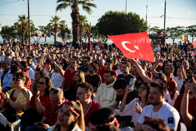 Turkish Fans Gather for the Match Turkish fans watch the FIFA World Cup Group D match between Turkey and Australia on a giant screen set up in a seaside park in the Konak district of Izmir, Turkey, on June 14, 2026. This marks Turkey s first appearance in the FIFA World Cup finals since the 2002 tournament. Turkey finished third at the 2002 FIFA World Cup. Izmir Izmir Turkey Copyright: xMuratxKocabasx