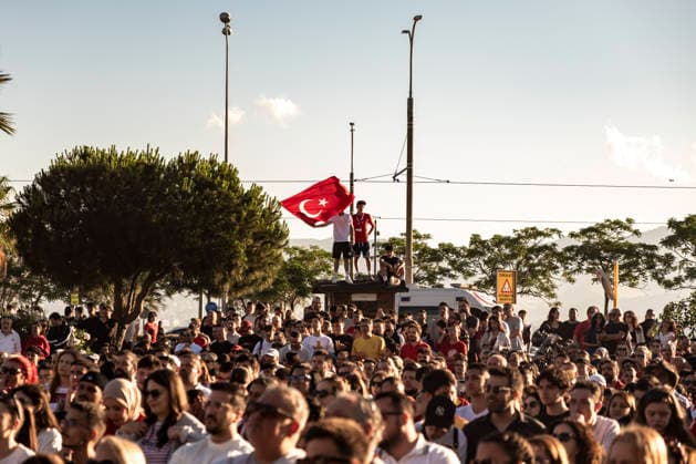 Turkish Fans Gather for the Match Turkish fans watch the FIFA World Cup Group D match between Turkey and Australia on a giant screen set up in a seaside park in the Konak district of Izmir, Turkey, on June 14, 2026. This marks Turkey s first appearance in the FIFA World Cup finals since the 2002 tournament. Turkey finished third at the 2002 FIFA World Cup. Izmir Izmir Turkey Copyright: xMuratxKocabasx