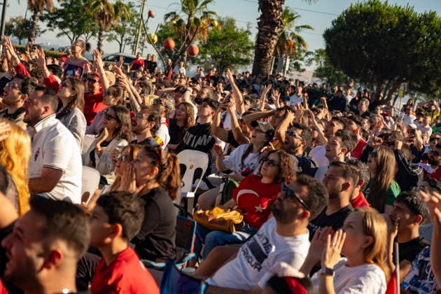 Turkish Fans Gather for the Match Turkish fans react as they watch the FIFA World Cup Group D match between Turkey and Australia on a giant screen in a seaside park in the Konak district of Izmir, Turkey, on June 14, 2026. This marks Turkey s first appearance in the FIFA World Cup finals since the 2002 tournament. Turkey finished third at the 2002 FIFA World Cup. Izmir Izmir Turkey Copyright: xMuratxKocabasx