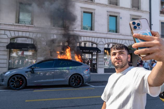 June 14, 2026, Geneva, Canton Of Geneva, Switzerland: Thousands of people took part in the NOG7 demonstration held in Geneva on 14 June. During the protest, shop windows were smashed and a car was set alight, and demonstrators clashed repeatedly with the police. The march, which set off from the lakeside, then made its way through the city centre, passing in front of the UNHCR headquarters, where clashes broke out. Geneva Switzerland - ZUMAs377 20260614_znp_s377_032 Copyright: xPietroxStariccox