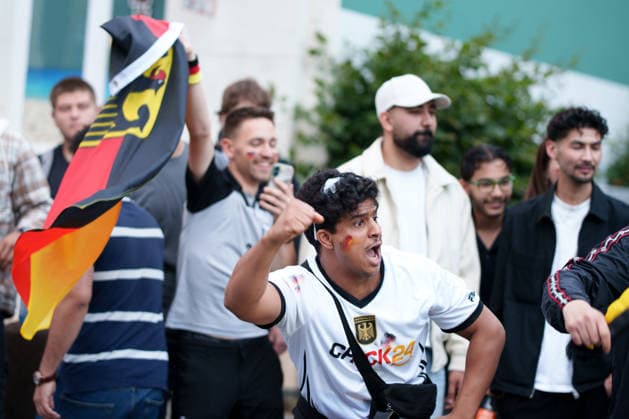 Germany Victory Celebrations Disrupt Traffic in Kassel Germany - Kassel, 14.06.2026 Germany supporters celebrate following Germany s 7-1 victory over Curacao in a FIFA World Cup 2026 Group E match. Large crowds gathered near the Auestadion and the Probonio Arena public viewing site, blocking traffic, climbing onto vehicles and waving German flags during spontaneous post-match celebrations. Police later secured the area. Hesse