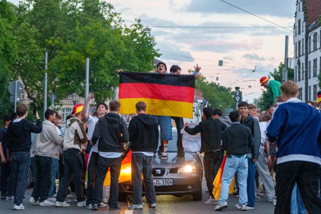 Germany Victory Celebrations Disrupt Traffic in Kassel Germany - Kassel, 14.06.2026 Germany supporters celebrate following Germany s 7-1 victory over Curacao in a FIFA World Cup 2026 Group E match. Large crowds gathered near the Auestadion and the Probonio Arena public viewing site, blocking traffic, climbing onto vehicles and waving German flags during spontaneous post-match celebrations. Police later secured the area. Hesse