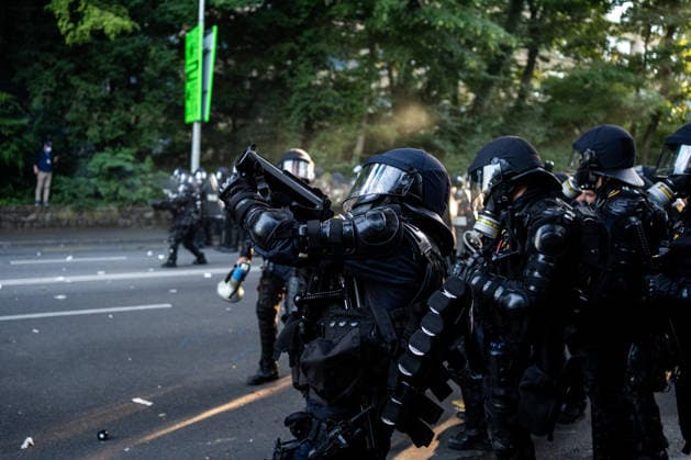 Manifestation contre le sommet du G7 à Genève le 14 juin 2026 Nicolas Liponne MAXPPP Geneve 14 06 2026 Police officers in riot gear during clashes with protesters at the international demonstration against fascism, capitalism, and imperialism, held as part of the mobilization of the counter G7 summit, qui aura lieu à Évian du 15 au 17 juin, à Genève le 14 juin 2026 Police officers in riot gear during clashes with protesters at the international demonstration against fascism, capitalism, and imperialism, held as part of the mobilization for the G7 counter summit, which will take place in Évian from June 15 to 17, in Geneva on June 14, 2026 Geneve Geneve SUISSE  Copyright: xMAXPPPxNicolasxLiponnex NLP202606152364 NLP202606152364