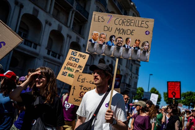 Manifestation contre le sommet du G7 à Genève le 14 juin 2026 Nicolas Liponne MAXPPP Geneve 14 06 2026 A protester holds a sign reading The 7 Trash Cans of the World, featuring photos of G7 leaders, during an international demonstration against fascism, capitalism and imperialism, part of the mobilization against the G7 counter summit, qui aura lieu à Évian du 15 au 17 juin, à Genève le 14 juin 2026 A protester holds a sign reading The 7 Trash Cans of the World, featuring photos of G7 leaders, during an international demonstration against fascism, capitalism, and imperialism, as part of the mobilization for the G7 counter summit, which will take place in Évian from June 15 to 17, in Geneva on June 14, 2026 Geneve Geneve SUISSE  Copyright: xMAXPPPxNicolasxLiponnex NLP202606152285 NLP202606152285