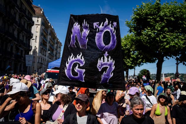Manifestation contre le sommet du G7 à Genève le 14 juin 2026 Nicolas Liponne MAXPPP Geneve 14 06 2026 Protesters hold a banner reading NO G7 during an international demonstration against fascism, capitalism, and imperialism, as part of the mobilization of the counter G7 summit, qui aura lieu à Évian du 15 au 17 juin, à Genève le 14 juin 2026 Protesters hold a banner reading NO G7 during an international demonstration against fascism, capitalism, and imperialism, as part of the mobilization for the G7 counter summit, which will take place in Évian from June 15 to 17, in Geneva on June 14, 2026 Geneve Geneve SUISSE  Copyright: xMAXPPPxNicolasxLiponnex NLP202606152287 NLP202606152287