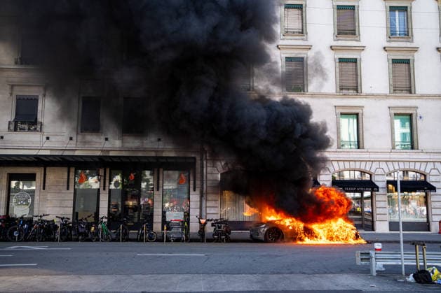 Demonstration against the G7 summit in Geneva on June 14, 2026 Nicolas Liponne MAXPPP Geneve 14 06 2026 A Tesla on fire, set ablaze by members of the Black Bloc during the international demonstration against fascism, capitalism, and imperialism, as part of the mobilization against the G7 summit, qui aura lieu à Évian du 15 au 17 juin, à Genève le 14 juin 2026 A Tesla on fire, set ablaze by members of the Black Bloc during the international demonstration against fascism, capitalism, and imperialism, as part of the protests against the G7 summit, which will take place in Évian from June 15 to 17, in Geneva on June 14, 2026 Geneve Geneve SUISSE  Copyright: xMAXPPPxNicolasxLiponnex NLP202606152294 NLP202606152294