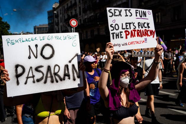 Manifestation contre le sommet du G7 à Genève le 14 juin 2026 Nicolas Liponne MAXPPP Geneve 14 06 2026 Protesters hold signs reading Replace the G7 with the G spot, No Pasaran, and Sex is fun so let s fuck the patriarchy, during the international demonstration against fascism, capitalism and imperialism, as part of the mobilization for the counter G7 summit, qui aura lieu à Évian du 15 au 17 juin, à Genève le 14 juin 2026 Protesters hold signs reading Replace the G7 with the G spot, No Pasaran, and Sex is fun so let s fuck the patriarchy, during the international demonstration against fascism, capitalism, and imperialism, as part of the mobilization for the G7 counter summit, which will take place in Évian from June 15 to 17, in Geneva on  Copyright: xMAXPPPxNicolasxLiponnex NLP202606152290 NLP202606152290