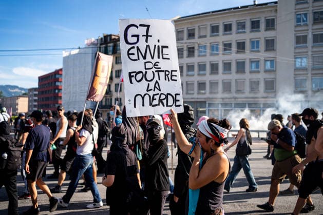 Manifestation contre le sommet du G7 à Genève le 14 juin 2026 Nicolas Liponne MAXPPP Geneve 14 06 2026 A protester holds a sign that reads G7 wants to stir up trouble, amid tear gas during clashes with police, at the international demonstration against fascism, capitalism and imperialism, part of the mobilization against the G7 summit, qui aura lieu à Évian du 15 au 17 juin, à Genève le 14 juin 2026 A protester holds a sign that reads G7 wants to stir up trouble, amid tear gas during clashes with police, at the international demonstration against fascism, capitalism, and imperialism, as part of the mobilization for the G7 counter summit, which will take place in Évian from June 15 to 17, in Geneva on June 14, 2026 Geneve Geneve SUISSE  Copyright: xMAXPPPxNicolasxLiponnex NLP202606152322 NLP202606152322