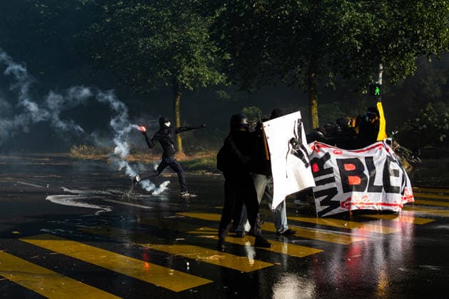 Manifestation contre le sommet du G7 à Genève le 14 juin 2026 Nicolas Liponne MAXPPP Geneve 14 06 2026 Protesters, members of the Black Bloc, clash with police during an international demonstration against fascism, capitalism, and imperialism, as part of the mobilization for the G7 counter summit, which will take place in Evian from June 15 to 17, in Geneva on June 14, 2026 Protesters, members of the Black Bloc, clash with police during an international demonstration against fascism, capitalism, and imperialism, as part of the mobilization for the G7 counter summit, which will take place in Evian from June 15 to 17, in Geneva on June 14, 2026 Geneve Geneve SUISSE  Copyright: xMAXPPPxNicolasxLiponnex NLP202606152341 NLP202606152341
