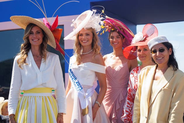 Prix de Diane Longines a lHippodrome de Chantilly Sophie Thalmann Miss France 1998 , Emma Boivin Miss Picardie 2025 , Camille Goubin, Altesse Studio et Leslie Benaroch 457315 2026 06 14  Copyright: xSebastienxFremontx xStarfacex STAR_457315_093