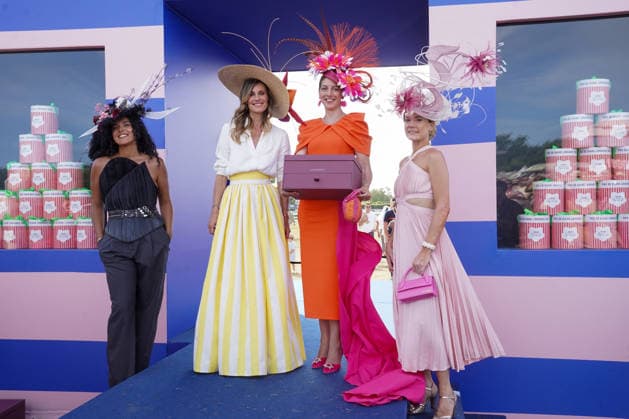 Sophie Thalmann and the winners of the Prix de lélégance Prix de Diane Longines 2026 at the Chantilly Racecourse on june 14th 2026 Chantilly France Anne Sophie Guebey Bestimage Prix de Diane Longines 2026 at the Chantilly Racecourse on june 14th 2026 Chantilly France  Copyright: xAnne-SophiexGuebeyx xBestimagexAnne-SophiexGuebeyx xBestimagex