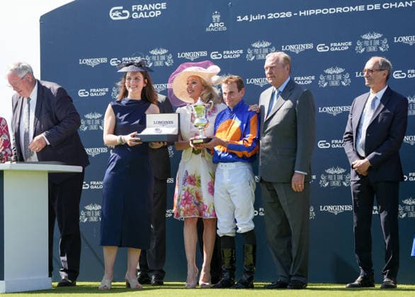 S A R la Princesse Camilla de Bourbon des Deux Siciles, Ryan Moore, S A R le Prince Charles de Bourbon des Deux Siciles, Eric Woerth Prix de Diane Longines 2026 à lHippodrome de Chantilly le 14 juin 2026 Anne Sophie Guebey Bestimage Prix de Diane Longines 2026 at the Chantilly Racecourse on june 14th 2026 Chantilly France  Copyright: xAnne-SophiexGuebeyx xBestimagexAnne-SophiexGuebeyx xBestimagex