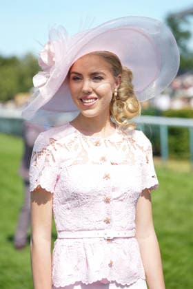 S A R la Princesse Maria Carolina de Bourbon des Deux Siciles Prix de Diane Longines 2026 à lHippodrome de Chantilly le 14 juin 2026 Anne Sophie Guebey Bestimage Prix de Diane Longines 2026 at the Chantilly Racecourse on june 14th 2026 Chantilly France  Copyright: xAnne-SophiexGuebeyx xBestimagexAnne-SophiexGuebeyx xBestimagex