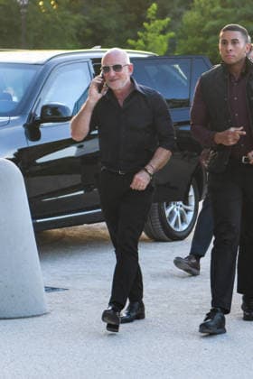Jeff Bezos Arrives in Paris Jeff Bezos arrives in Paris, France, busy on his phone while wearing sunglasses. Paris, France, June 14, 2026. Photo by Florian Poitout ABACAPRESS.COM Paris Ile-de-France France  Copyright: xPoitoutxFlorian ABACAx