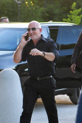 Entertainment Bilder des Tages #2 Jeff Bezos Arrives in Paris Jeff Bezos arrives in Paris, France, busy on his phone while wearing sunglasses. Paris, France, June 14, 2026. Photo by Florian Poitout ABACAPRESS.COM Paris Ile-de-France France  Copyright: xPoitoutxFlorian ABACAx