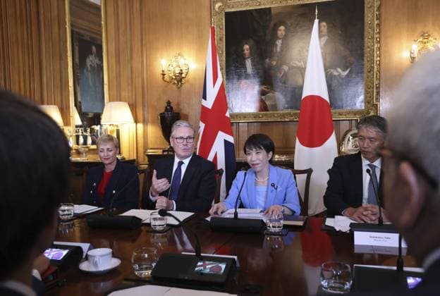 Japan PM Takaichi at roundtable meeting in London Japanese Prime Minister Sanae Takaichi (C, R) and her British counterpart Keir Starmer (C, L) attend a business roundtable meeting in Downing Street in London on June 14, 2026. (Pool photo)  A14AA0005618806P