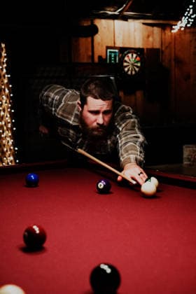 Focused man with beard lining up a pool shot Malta, Illinois, United States CR_CXLZ260611-2050430-01 ,model released, Symbolfoto